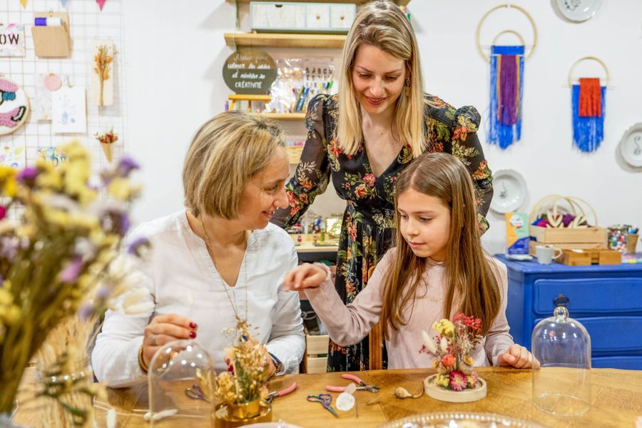 atelier de jardinage pour les enfants : RÉALISEZ VOTRE COMPOSITION FLORALE SOUS CLOCHE AVZEC VOTRE ENFANT